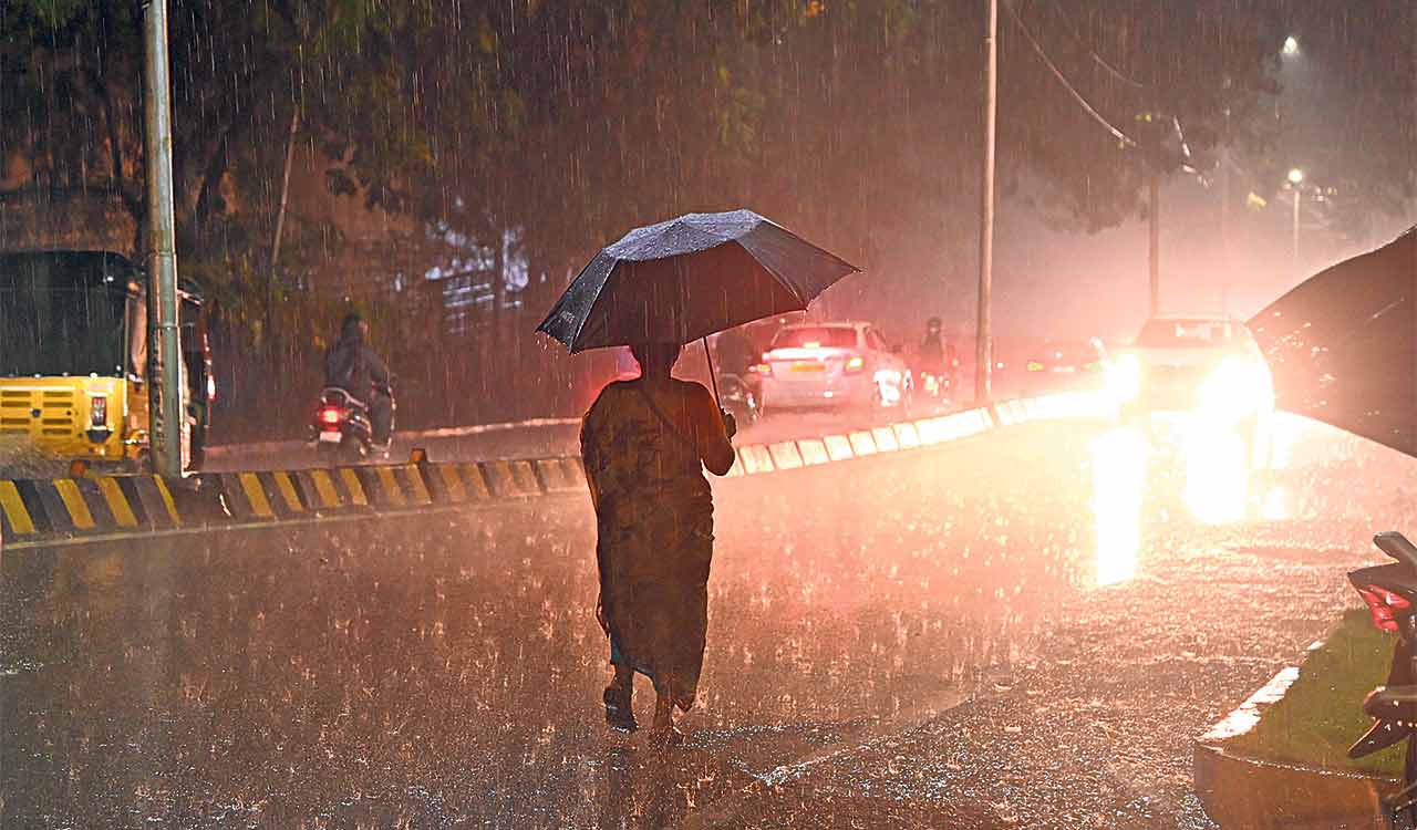 హైదరాబాద్‌లో భారీ వర్షం: ట్రాఫిక్ స్తంభన, నీట మునిగిన రోడ్లు