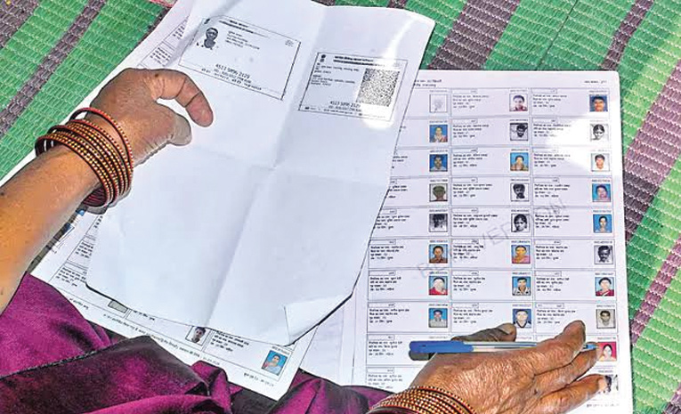 హైదరాబాద్‌లో ఓటర్ల నోటీసుల పంపిణీలో గందరగోళం