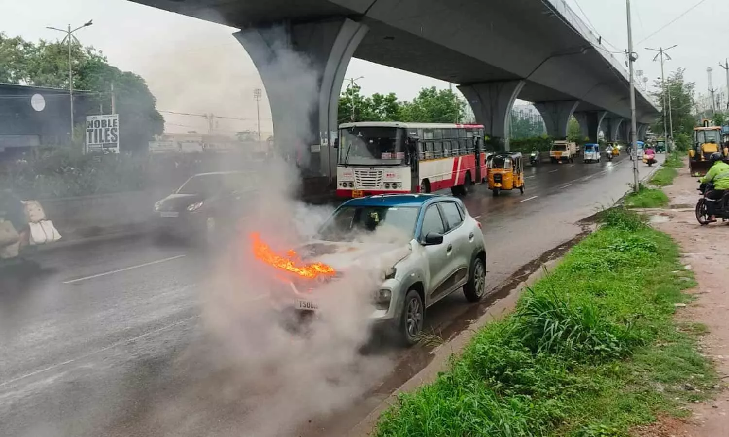 హైదరాబాద్లో తప్పిన కారు ప్రమాదం: పోలీసుల వేగవంతమైన స్పందన