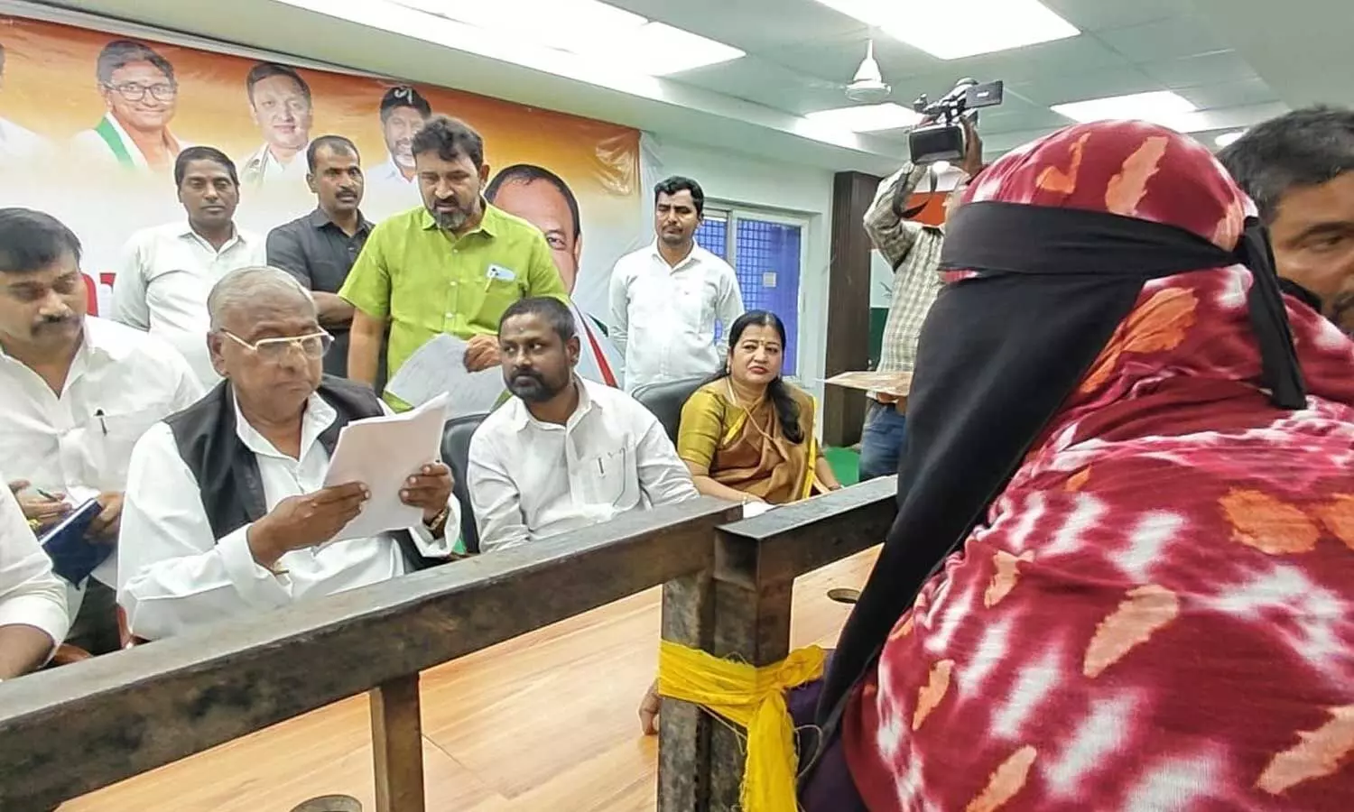 ఇందిర కాలం నాటి భూములపై భూస్వాముల అక్రమ రిజిస్ట్రేషన్లు: వీ హనుమంతరావు