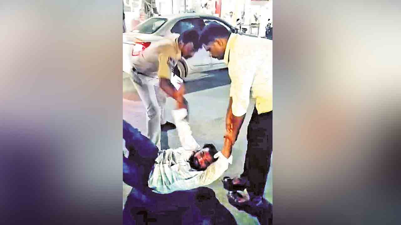 జమ్మికుంటలో యువకుడిపై పోలీసుల దాడి, రోడ్డుపై ఆందోళన