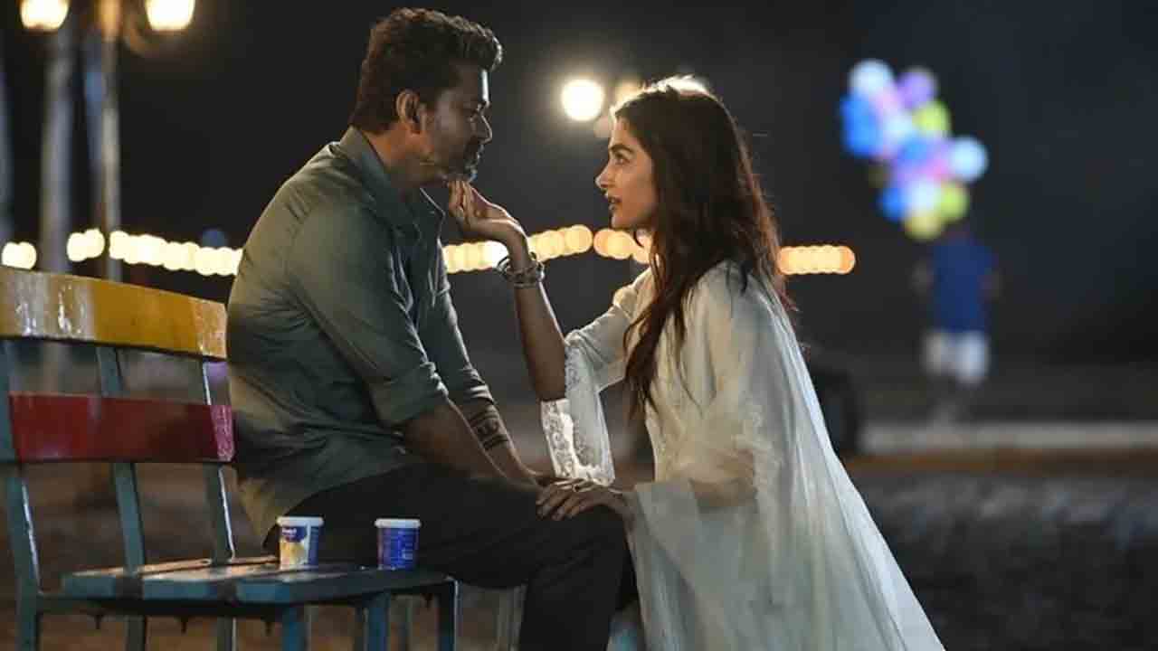 జననాయగన్ సెట్స్లో విజయ్తో పూజా హెగ్డే సందడి