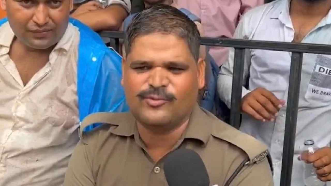 జంతర్ మంతర్ వద్ద కానిస్టేబుల్ రాజీనామా: అసలు నిజాలు ఇవే