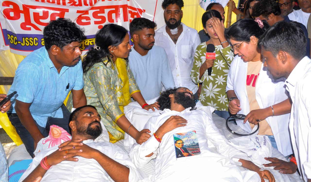 జార్ఖండ్ ఉద్యోగ పరీక్షల్లో అవకతవకలు: నిరసనలో డివెంద్ర నాథ్ మాహ్తో