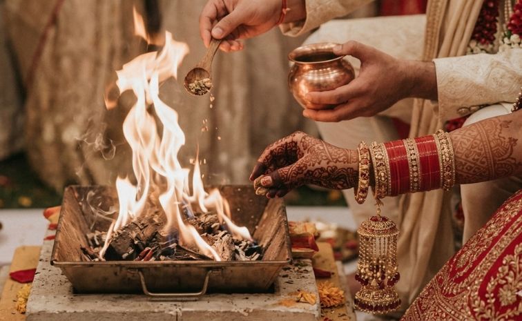 ఝాన్సీలో భార్య, ప్రియుడిపై భర్త ఫిర్యాదు: నిద్రమాత్రలు ఇచ్చి హత్యాయత్నం
