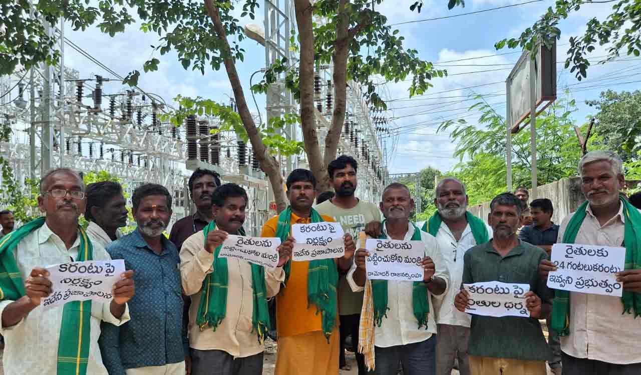 జోగిపేటలో రైతుల ఆందోళన: అన్న సాగర్ సబ్ స్టేషన్ వద్ద నిరసన