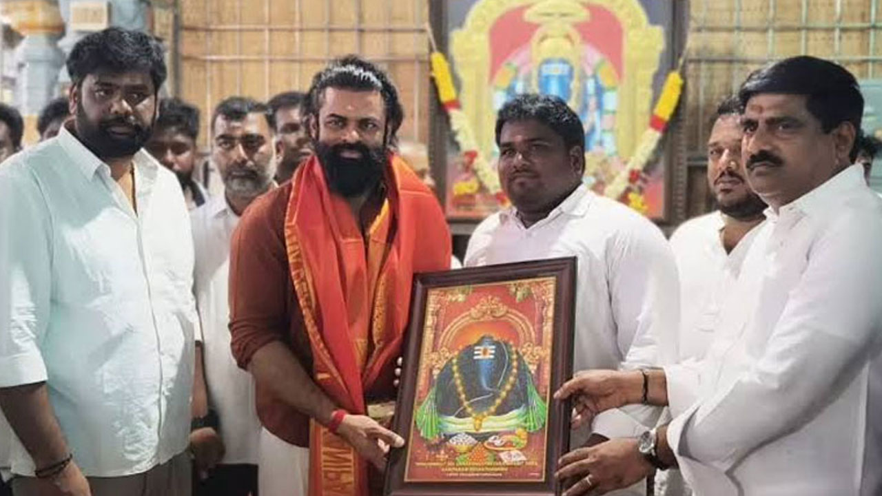 కాణిపాకం ఆలయ గెస్ట్‌హౌస్‌లో సాయి దుర్గా తేజ్ కేక్ కటింగ్