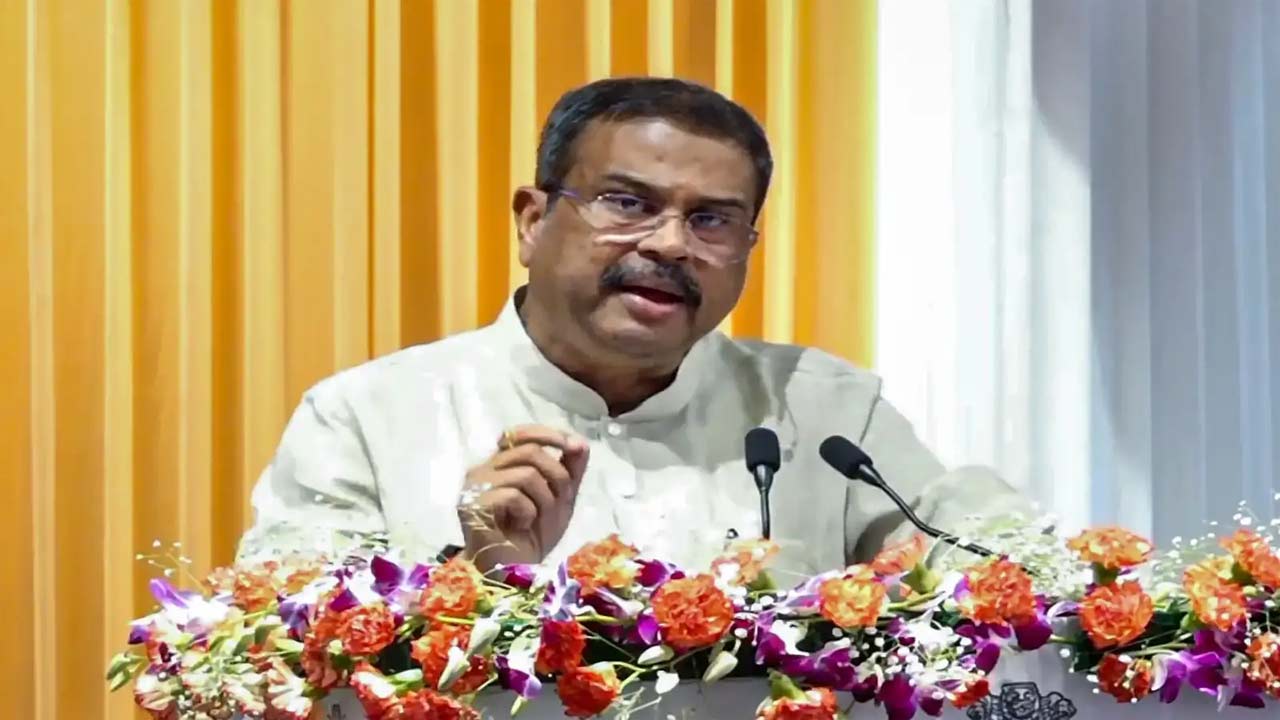 కేంద్ర మంత్రి రాజీనామా: హోదా తొలగింపు, నీట్ పరీక్ష సవాళ్లు