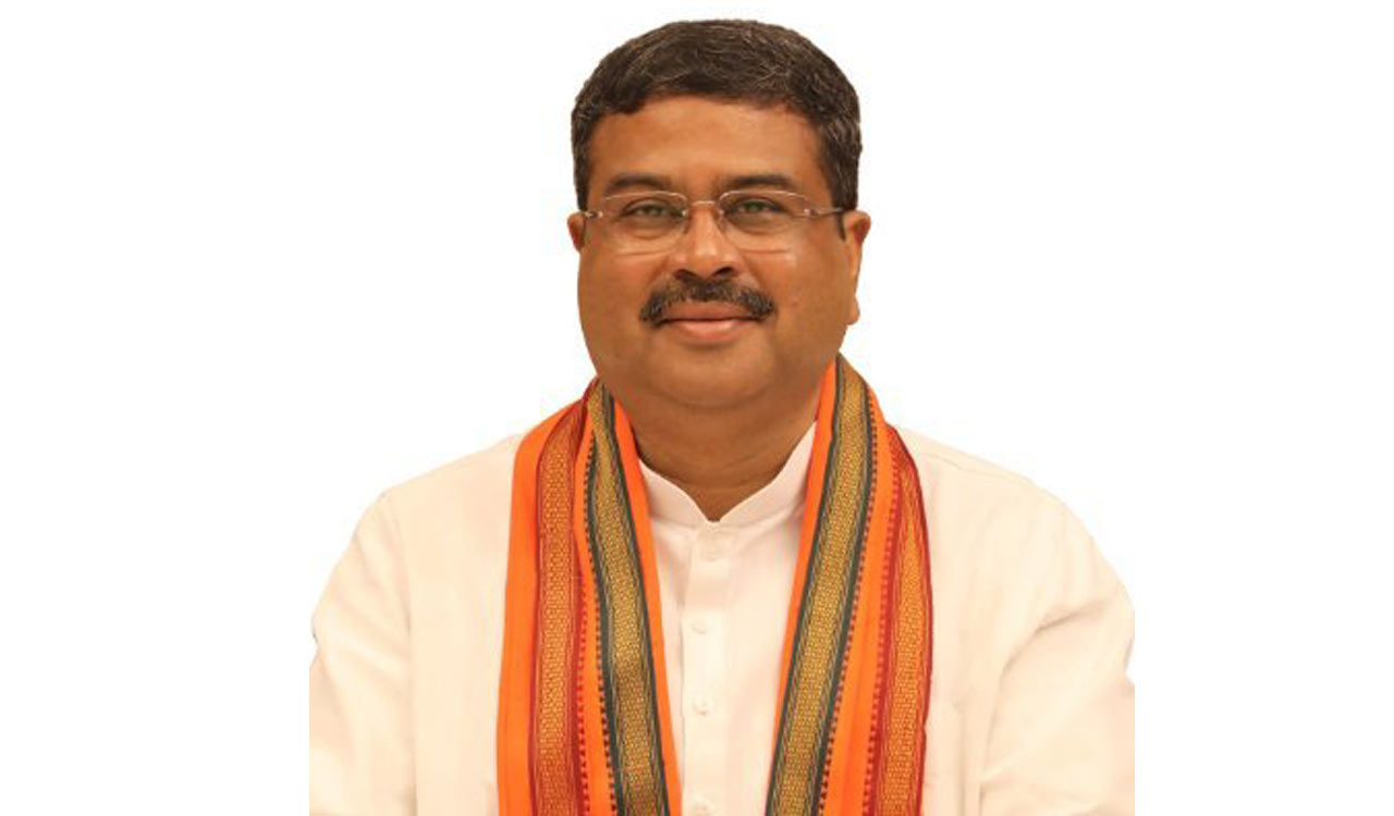 కేంద్ర విద్యాశాఖ మంత్రి ధర్మేంద్ర ప్రధాన్ రాజీనామా