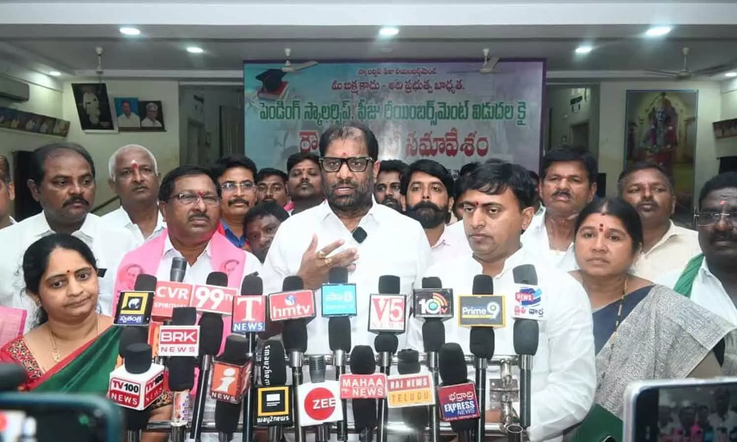 కేంద్ర విద్యాశాఖ మంత్రి ప్రధాన్ రాజీనామా