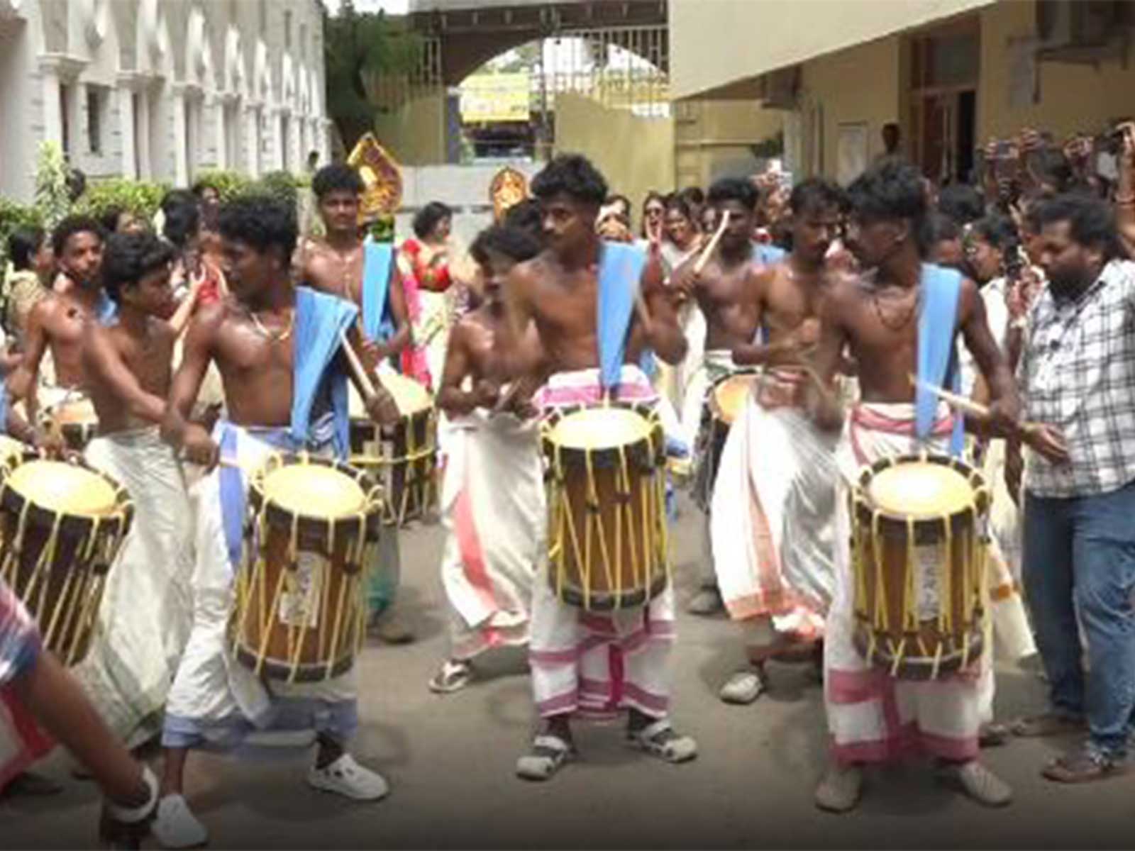 కేరళలో ఘనంగా ఓనం వేడుకలు, కళాశాలల్లో విద్యార్థుల సందడి