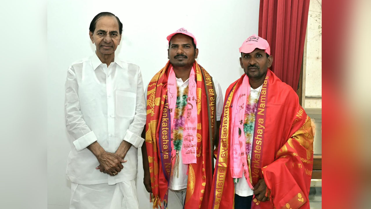 కేసీఆర్ మళ్లీ సీఎం కావాలని 300 కిలోమీటర్ల పాదయాత్ర