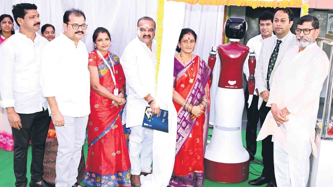 కేటీఆర్ సిరిసిల్ల విద్యార్థులకు రోబో టీచర్ కానుక