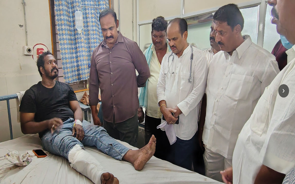 కోదాడ బస్సు ప్రమాదం: క్షతగాత్రులను పరామర్శించిన మాజీ ఎమ్మెల్యే బొల్లం మల్లయ్య