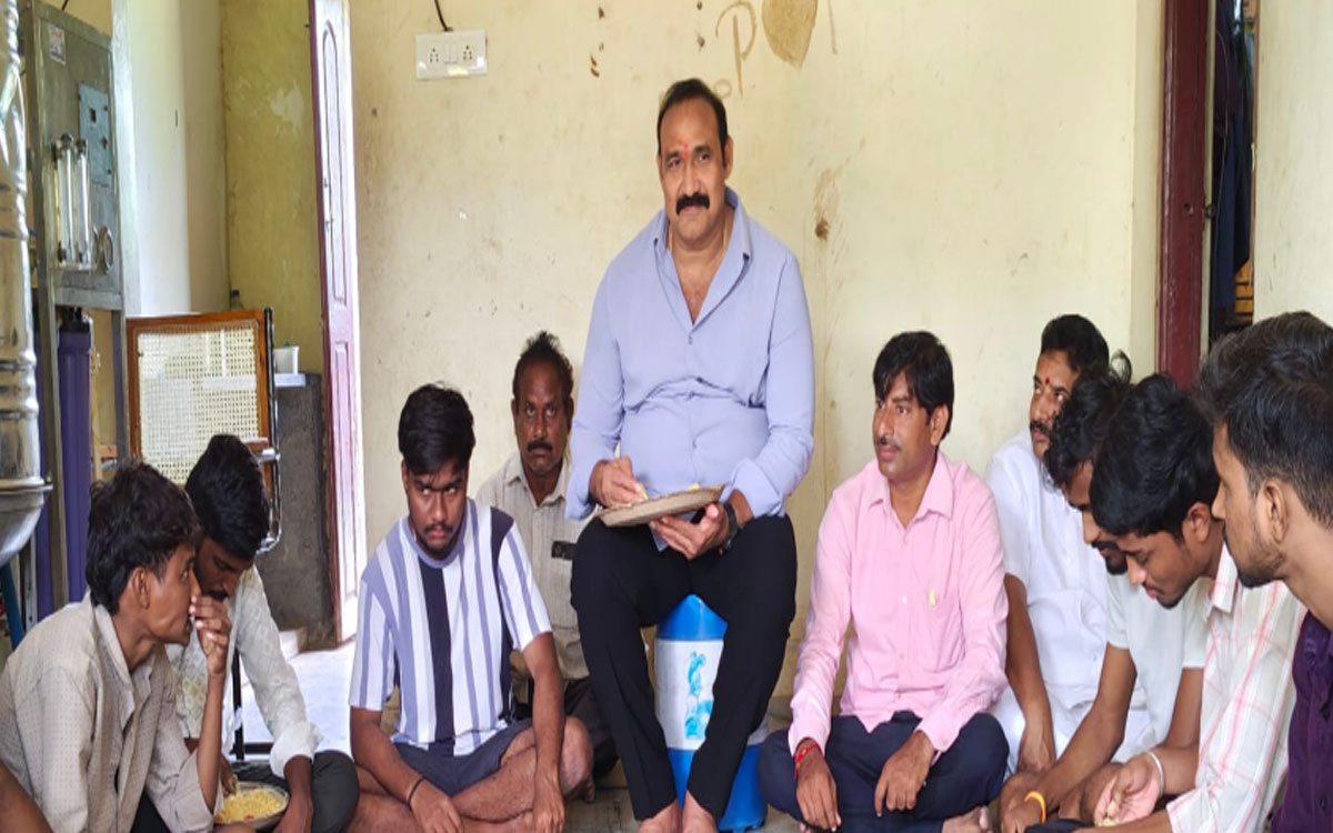 కోదాడ హాస్టల్ విద్యార్థులతో మాజీ ఎమ్మెల్యే బొల్లం మల్లయ్య యాదవ్ అల్పాహారం