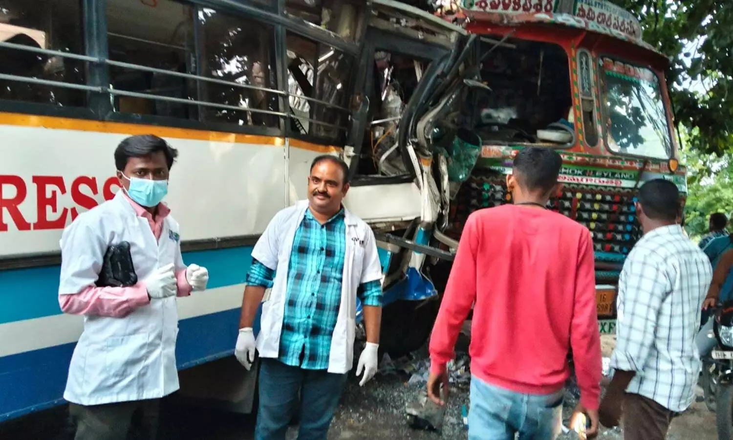 కొండగట్టు సమీపంలో లారీ, టీఎస్ఆర్టీసీ బస్సు ఢీ: 25 మందికి గాయాలు