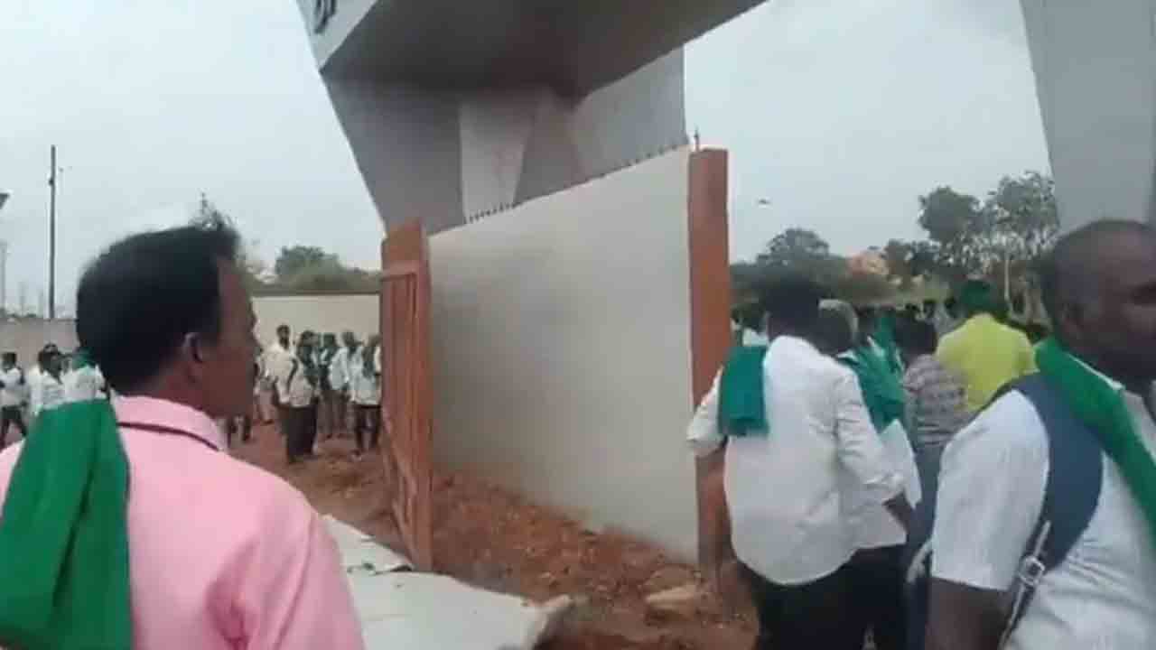కొప్పల్‌లో స్టీల్ ఫ్యాక్టరీ ముట్టడి: చెరువు నీటి కోసం రైతుల పోరు