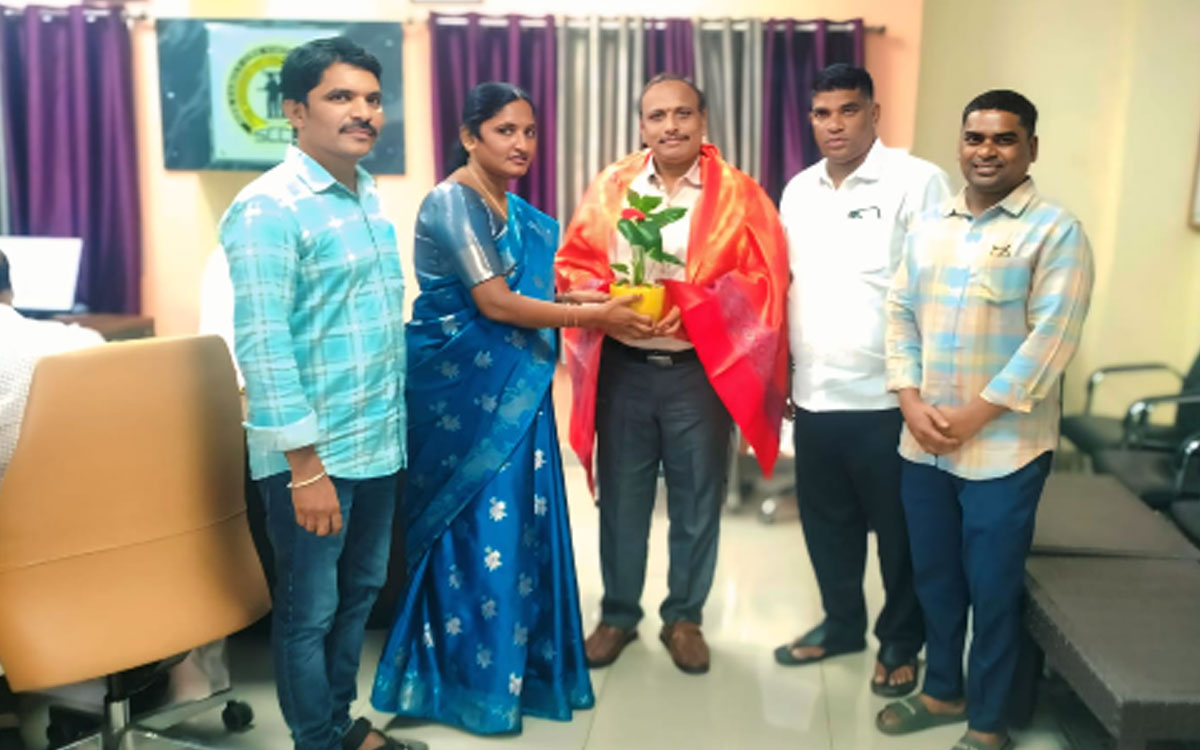 కొత్తగూడెం ఏరియా జీఎంను కలిసిన రుద్రంపూర్ సర్పంచ్