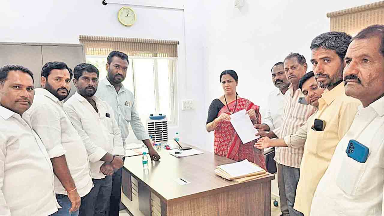 కొత్తూరు సిద్ధాపూర్లో డంపింగ్ యార్డు వద్దని స్థానికుల నిరసన