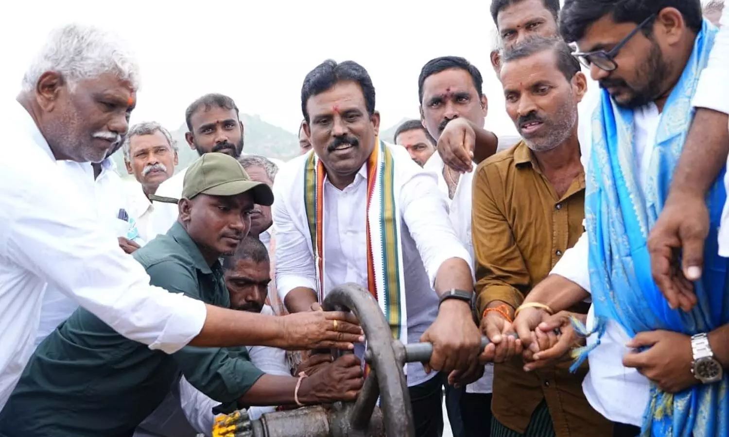 కోయిల్ సాగర్ ప్రాజెక్టు నుంచి రెండు కాలువల ద్వారా నీటి విడుదల