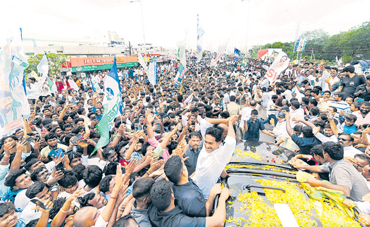 కర్నూలు జైలులో ఎమ్మెల్యే విరూపాక్షిని కలిసిన మాజీ సీఎం జగన్