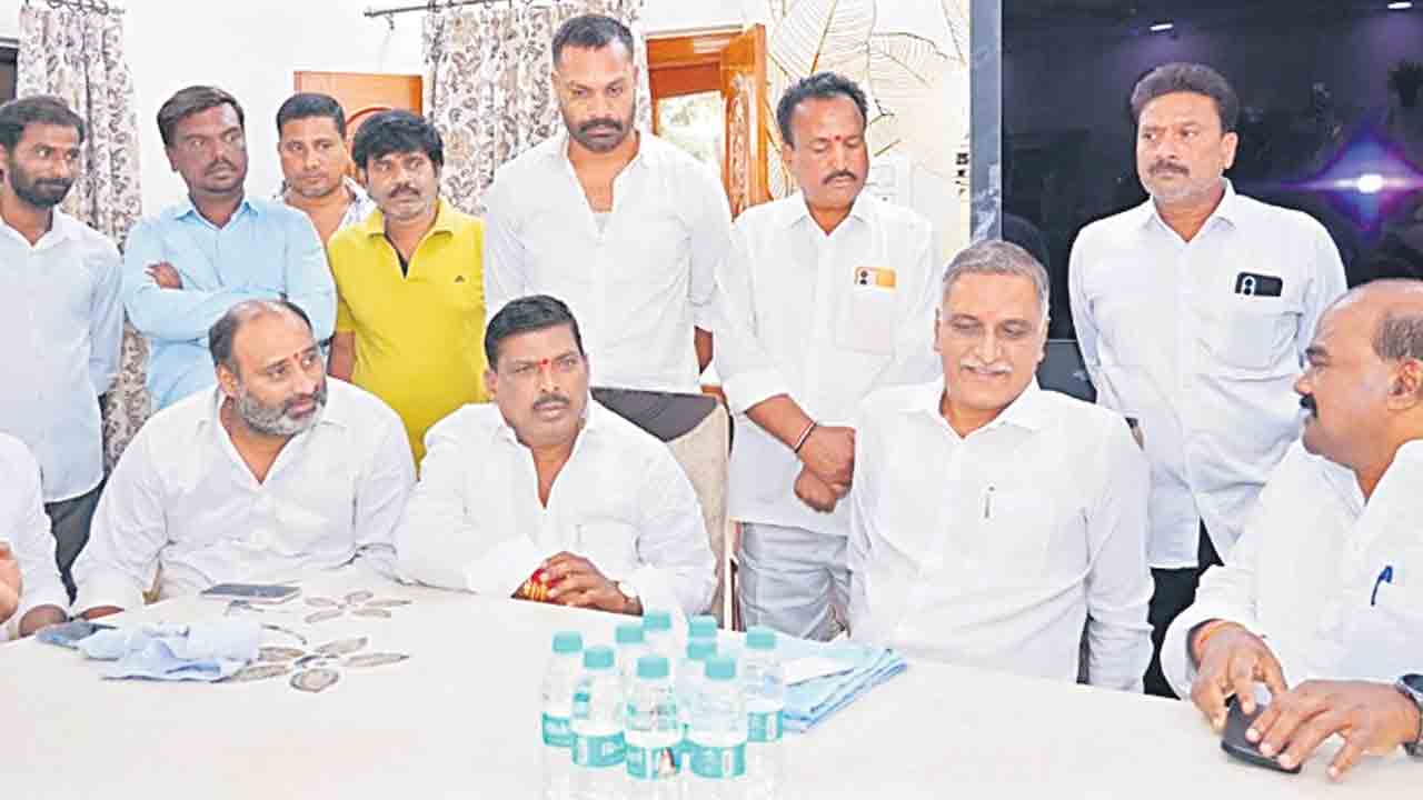 మాజీ ఎమ్మెల్యే కె. సత్యనారాయణను పరామర్శించిన హరీశ్రావు
