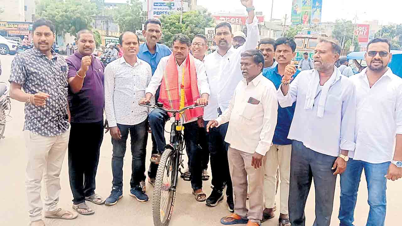 మంచిర్యాల: కాంగ్రెస్ మేనిఫెస్టో అమలు కోరుతూ బీసీ సంఘం సైకిల్ యాత్ర