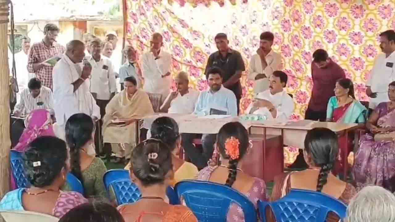 మంత్రి జూపల్లిని నిలదీసిన సర్పంచ్: 'ముందు మీ సొంత ఊరు చూడండి'