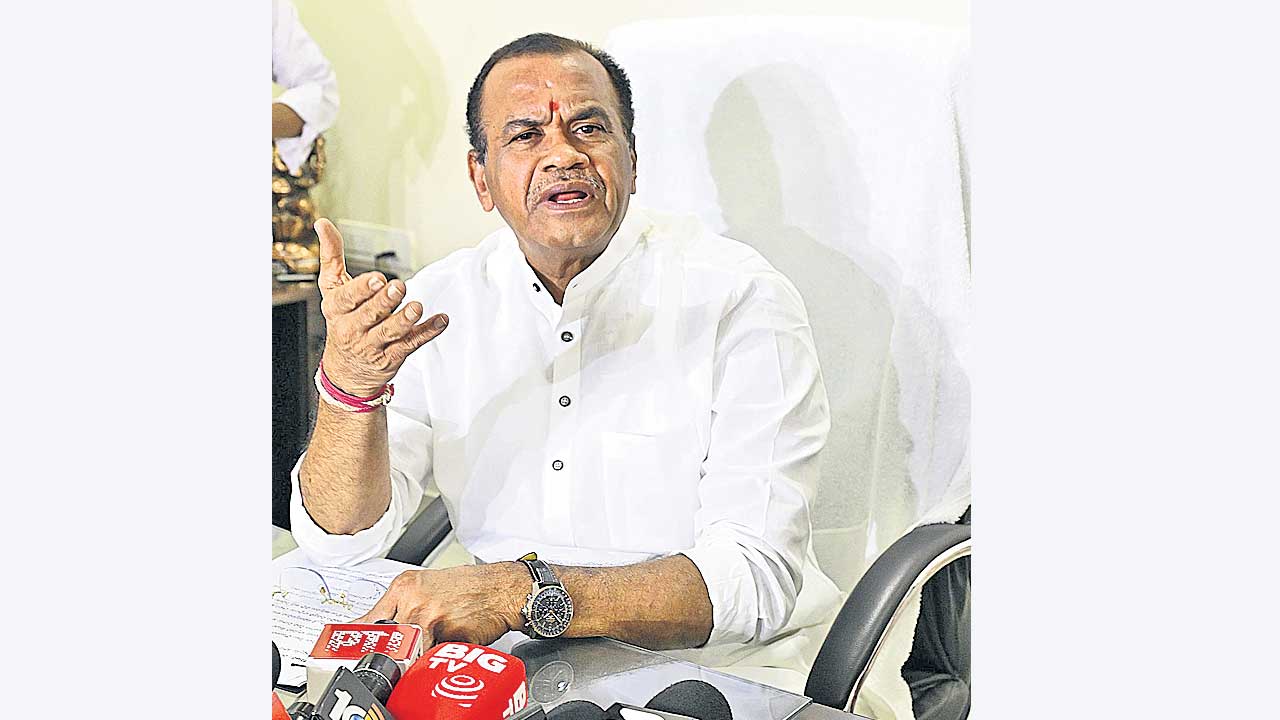 మంత్రి కోమటిరెడ్డి ఫామ్హౌస్కు ప్రత్యేక విద్యుత్ ఫీడర్: అధికారులపై ఆగ్రహం