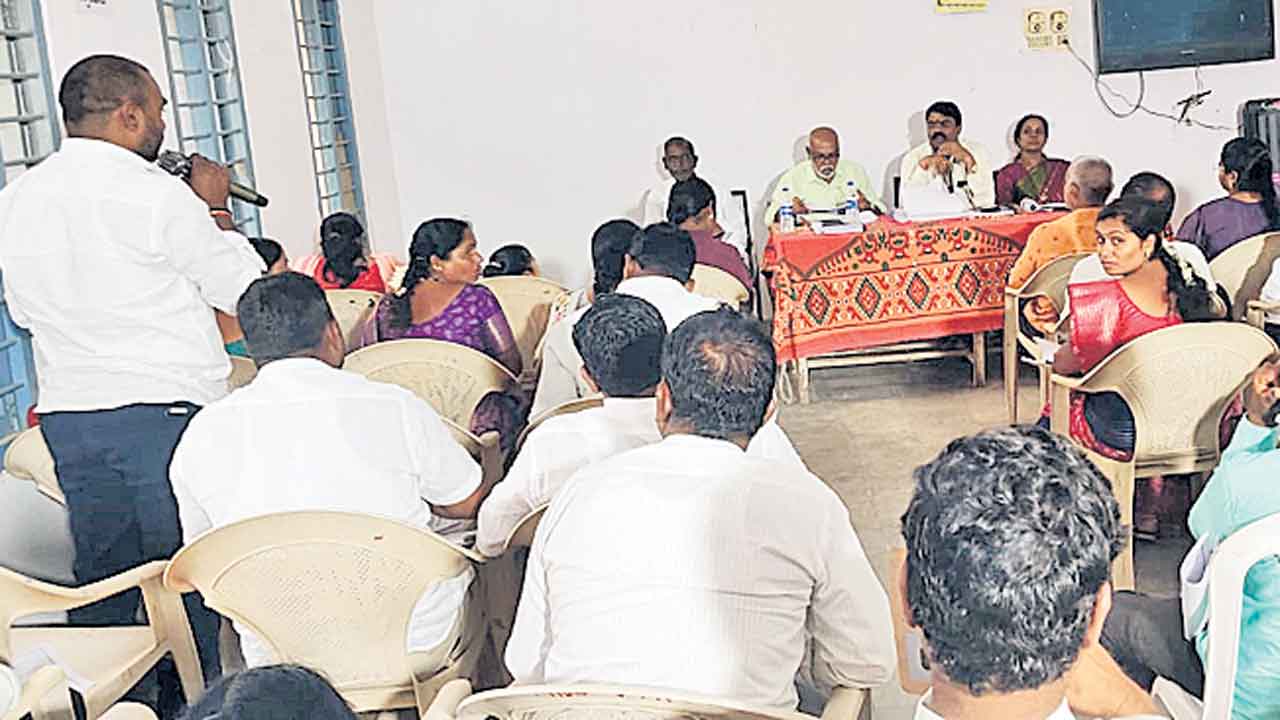 మంత్రి సిఫార్సు లేకపోతే ఇందిరమ్మ ఇల్లు లేదు