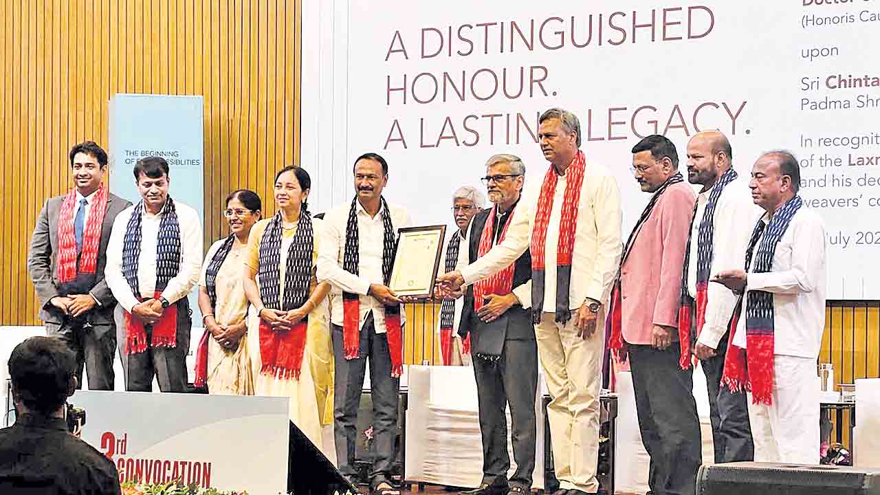 చింతకింది మల్లేశంకు అనురాగ్ యూనివర్సిటీ గౌరవ డాక్టరేట్