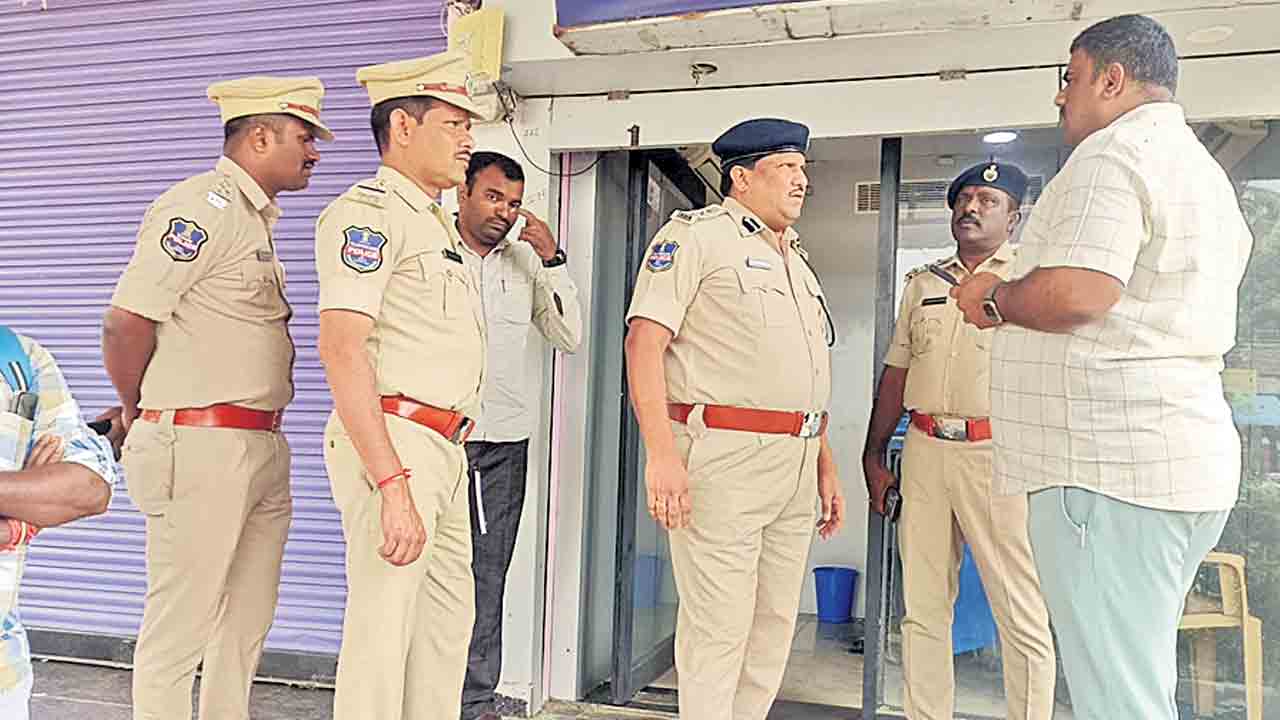 మెదక్ జిల్లాలో రెండు ఎస్బీఐ ఏటీఎంల ధ్వంసం, నగదు దోపిడీ