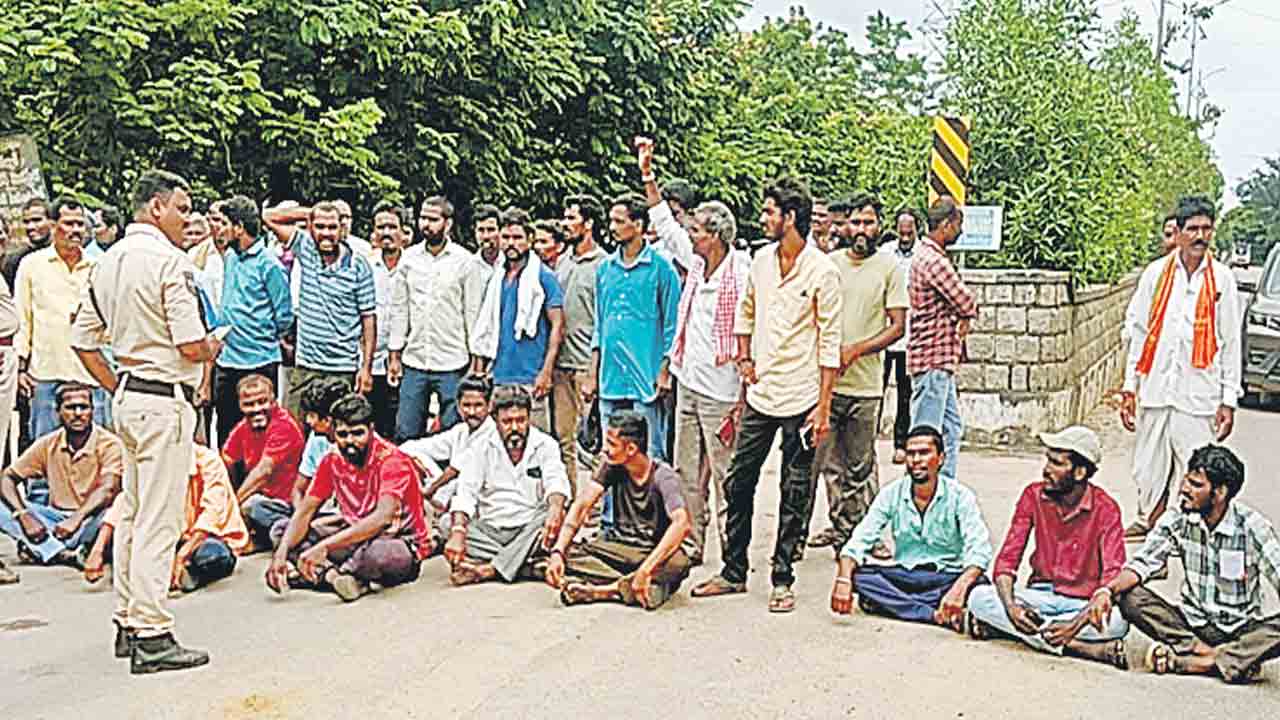 మెదక్ జిల్లాలో యూరియా కోసం రైతుల ఆందోళన, రాస్తారోకో