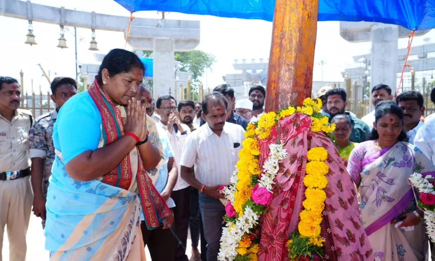 మెదారం ఆలయంలో మంత్రి సీతక్క పర్యటన: సీఎం పర్యటనపై సమీక్ష