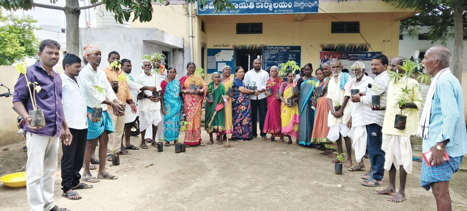 మొద్దుంపూర్ సర్పంచ్ పిలుపు: ప్రతి ఇంటికి ఆరు మొక్కలు