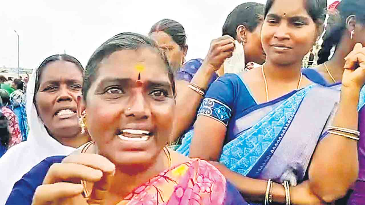 ములుగు పర్యటనలో సీఎం రేవంత్ రెడ్డిపై మహిళల నిరసన