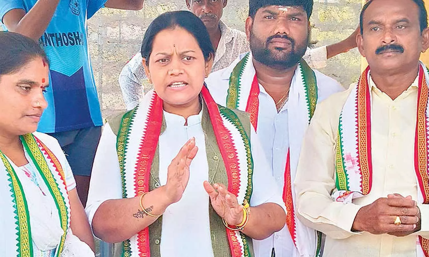 నాగారం గ్రామంలో కాంగ్రెస్ జిల్లా అధ్యక్షురాలి పర్యటన, ప్రజల వినతులు