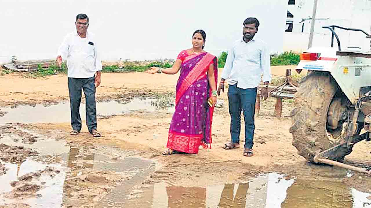 నాగర్‌కర్నూల్: మట్టి కొట్టనివ్వడం లేదని సర్పంచ్ రమాదేవి ఆవేదన