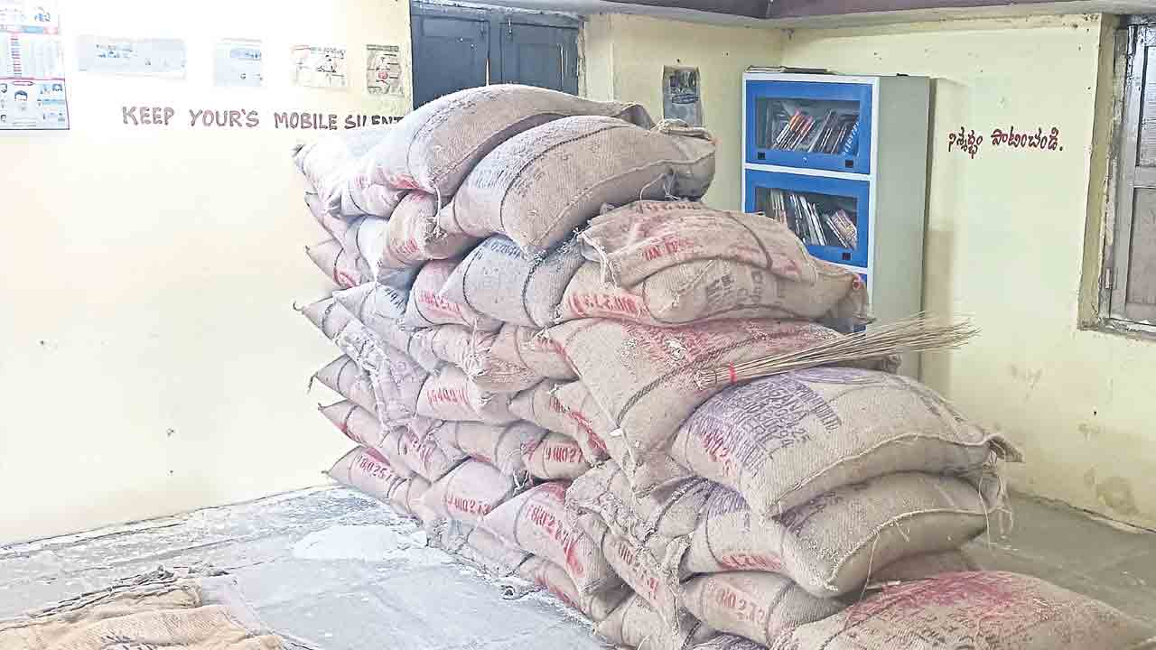 నాగిరెడ్డిపేట రేషన్ షాపుగా మారింది లైబ్రరీ