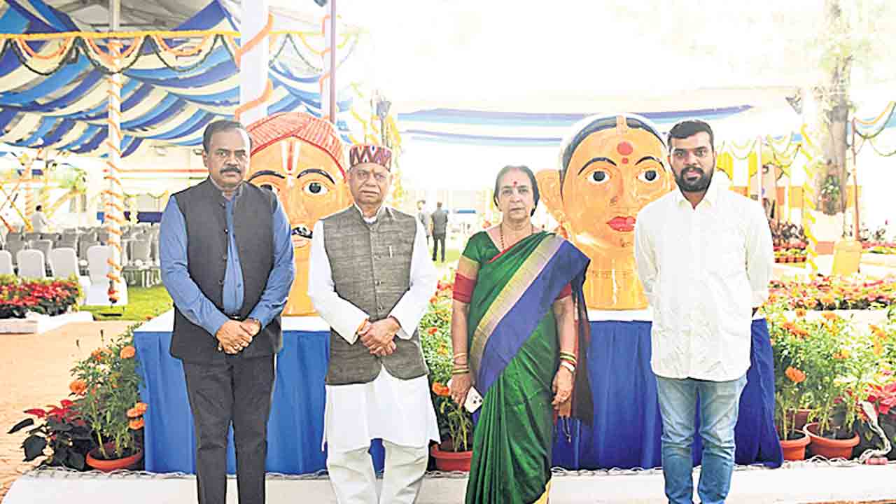 నకాశీ చిత్రకళాకారుడిని అభినందించిన గవర్నర్ శివ ప్రతాప్ శుక్లా