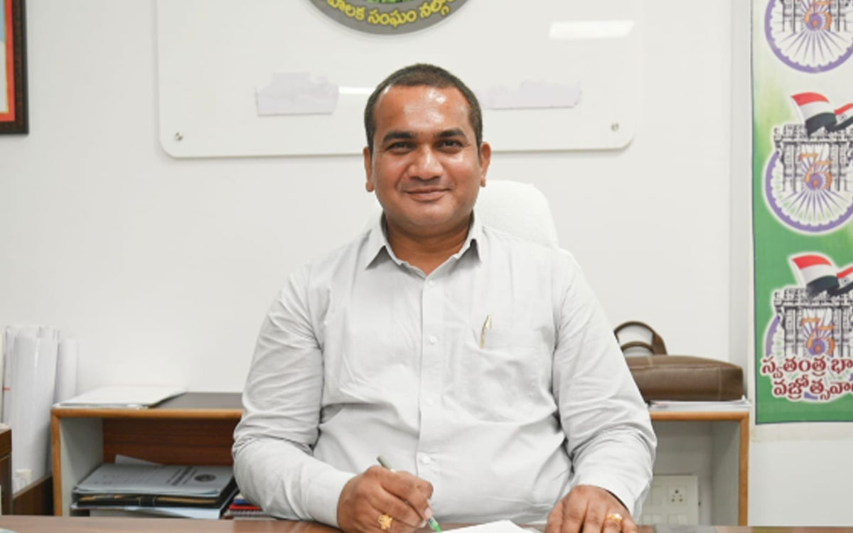 నల్లగొండలో రోడ్లపై పశువులను వదిలితే జరిమానాలు: మున్సిపల్ కమిషనర్ హెచ్చరిక