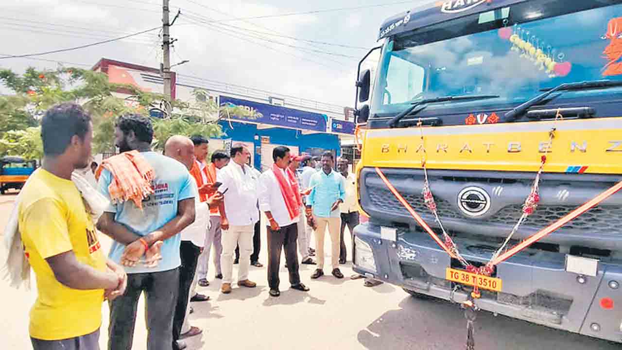 నారాయణపేటలో ఇసుక అక్రమ రవాణా అడ్డుకున్న మాజీ ఎమ్మెల్యే చిట్టెం