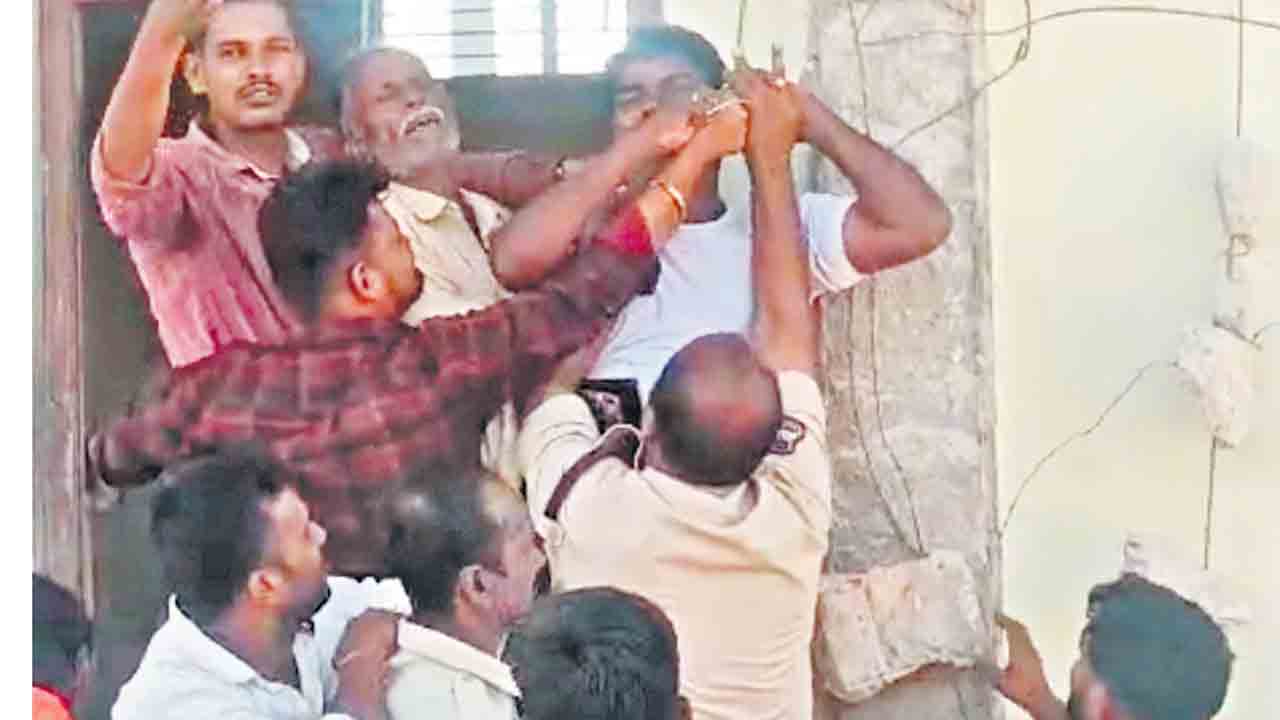 నారాయణపేటలో రోడ్డు విస్తరణ: ఇళ్ల కూల్చివేతపై బాధితుడి ఆత్మహత్యాయత్నం