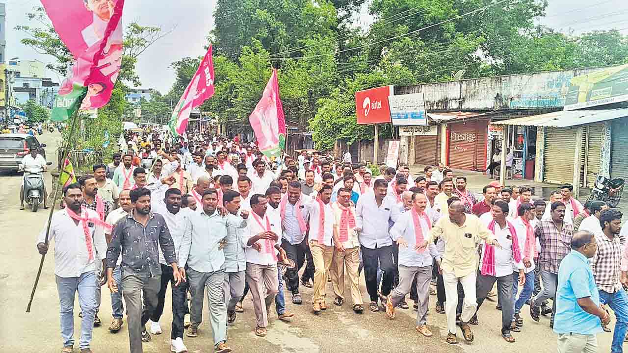 నర్సంపేటలో బీఆర్ఎస్ బంద్: పెద్ది సుదర్శన్రెడ్డి విగ్రహం తొలగింపుపై నిరసన
