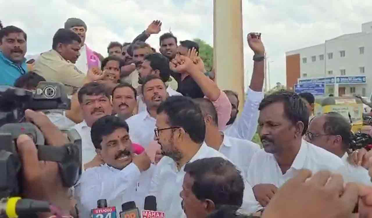 నర్సంపేటలో సుధార్షణ్ రెడ్డి విగ్రహం తొలగింపు: బీఆర్ఎస్ రాస్తారోకో