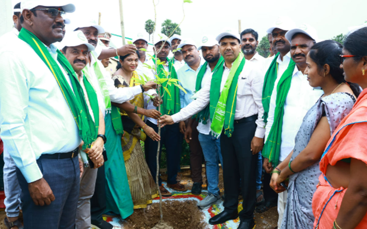 నాటిన ప్రతి మొక్కను సంరక్షించాలి : కలెక్టర్ బి.చంద్రశేఖర్