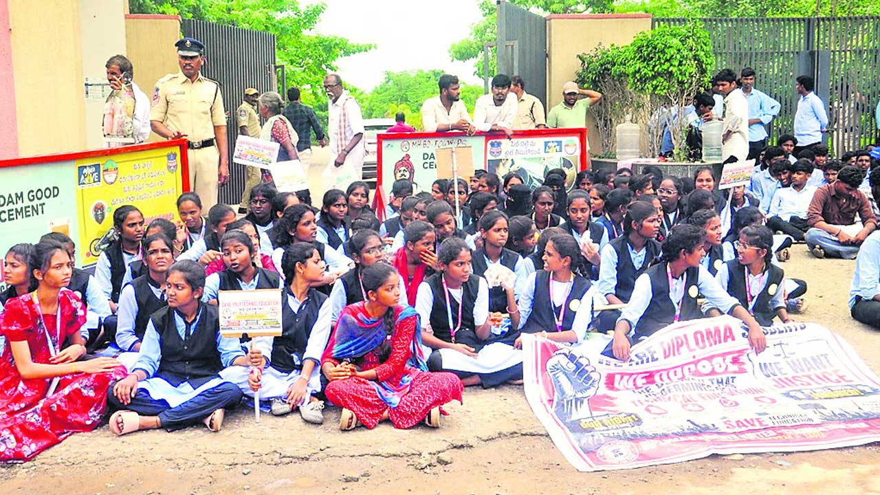 పాలిటెక్నిక్ విద్యార్థుల ఆందోళన: జీవో 97 రద్దుకు డిమాండ్