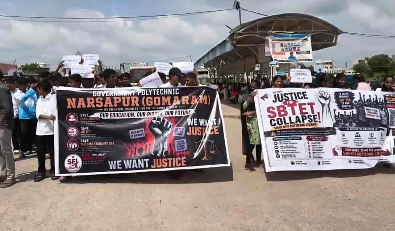 పాలిటెక్నిక్ విలీనంపై విద్యార్థుల నిరసన, ప్రతిపాదన ఉపసంహరణకు డిమాండ్