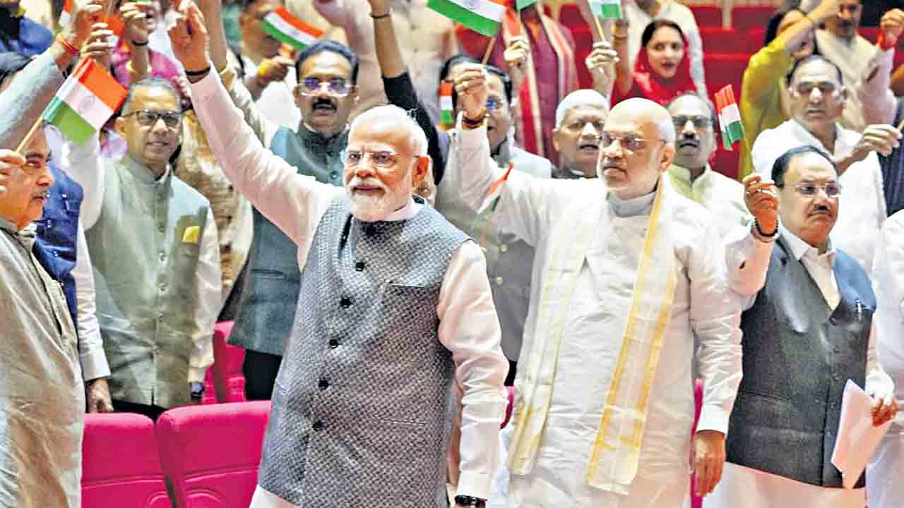 పార్లమెంట్ సమావేశాలకు మోదీ, అమిత్ షా గైర్హాజరు
