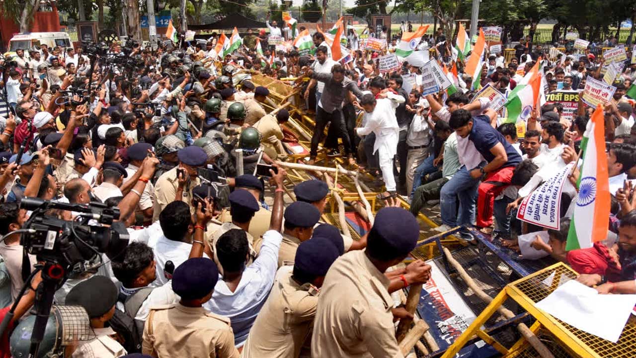 పట్నాలో విద్యార్థుల ఆందోళన: సీఎం నివాసం వైపు ర్యాలీ, లాఠీచార్జీ